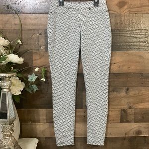 🍃🌸 HUE Leggings Size Medium